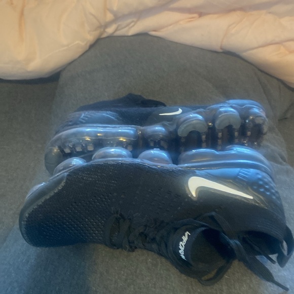 Nike Vapormax Black Sneakers size 7. Worn only once. - Picture 4 of 4